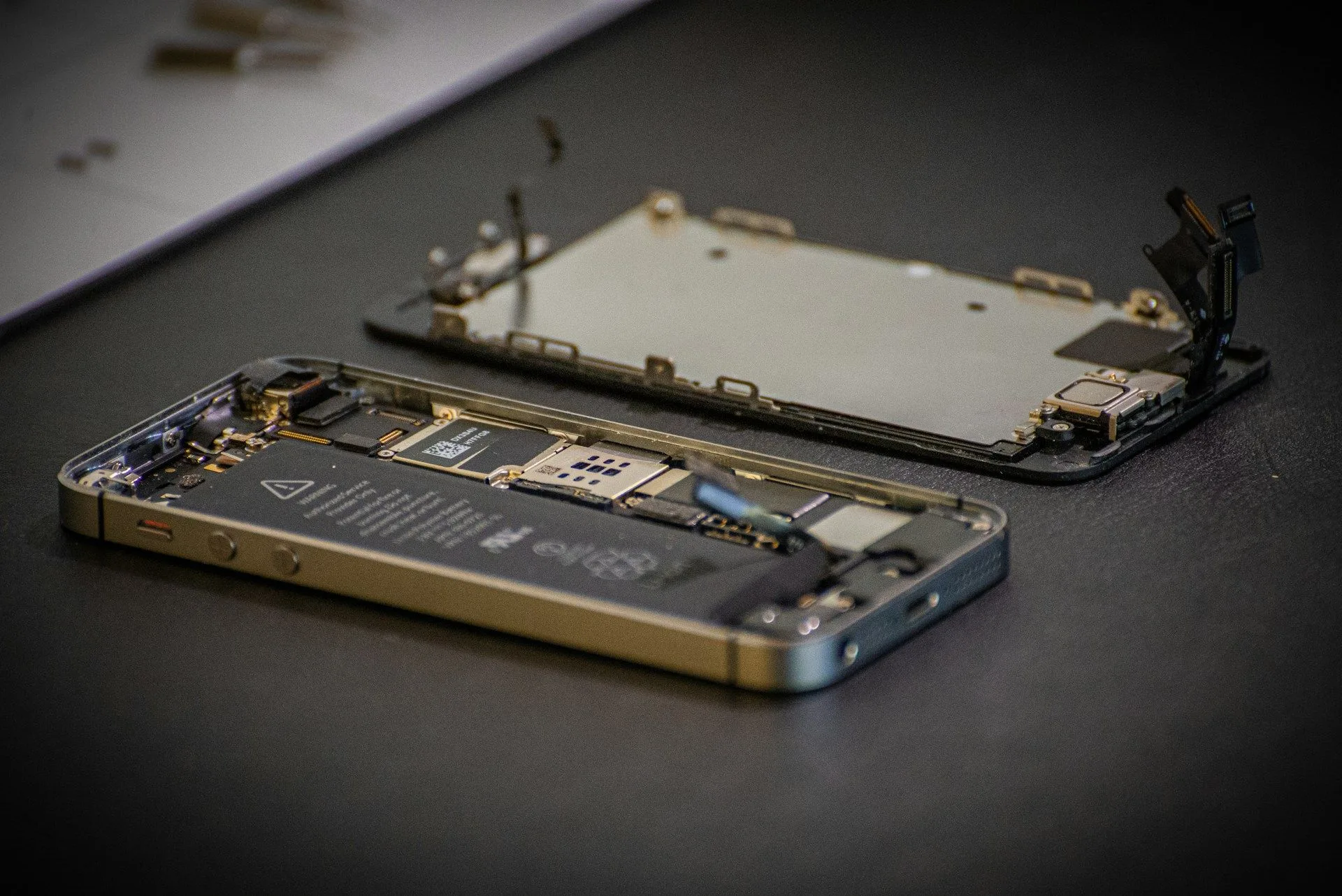 Apple Mulai Pasok Suku Cadang Pengganti untuk Perbaikan iPhone 16