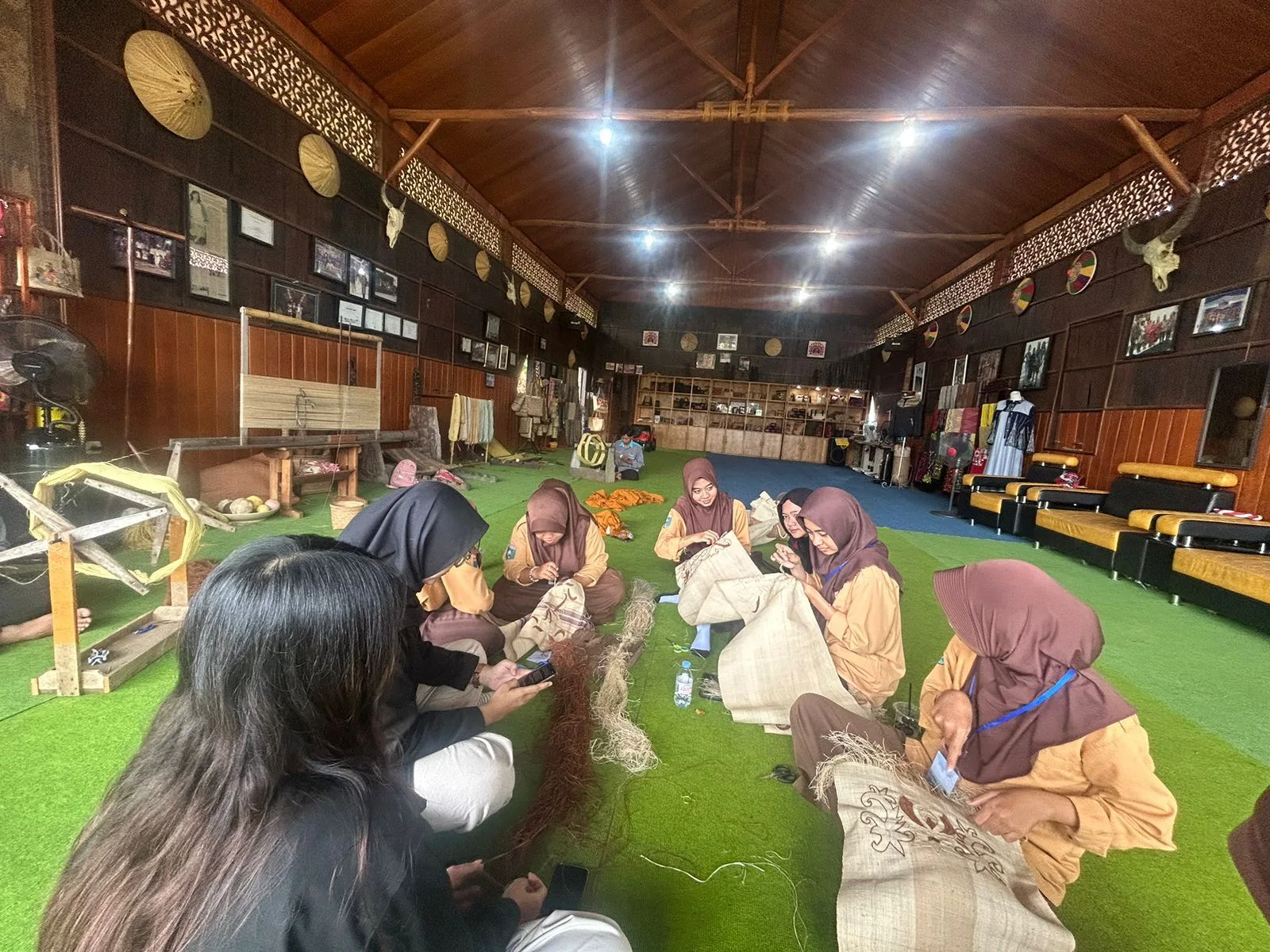 Selamatkan Harta Karun Kaltim, Mahasiswa UMM Bawa Tenun Ulap Doyo Mendunia Lewat Digital
