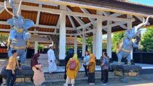 Eco Bhinneka Muhammadiyah Regional Banyuwangi baru-baru ini melaksanakan kunjungan ramah-tamah ke Pura Agung Blambangan, yang berlokasi di Kecamatan Muncar pada hari Sabtu 26 Agustus 2023. (Pers Rilis)