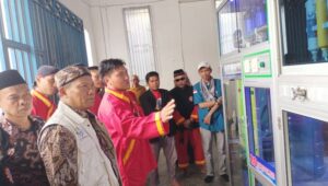 Penjelasan pengoperasian mesin depo isi ulang air minum. (Rian/PortalBontang)