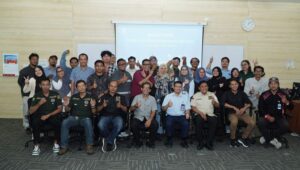 Penguji, peserta, dan panitia UKW Badak LNG-PWI Bontang berfoto bersama. (PWI Bontang)