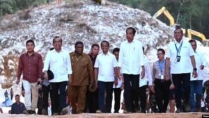 Dok. Presiden Joko Widodo menuju lokasi peletakan batu pertama Proyek Strategis Nasional (PSN) Kawasan Industri Pupuk Fakfak, Kamis, 23 November 2023.
