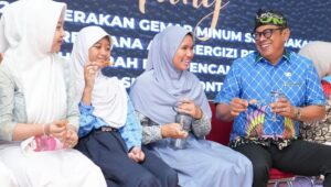 Wali Kota Basri Rase berbincang dengan perwakilan siswa yang menghadiri kegiatan, Kamis 22 Februari 2024.