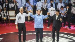 Para calon presiden usai debat Capres. Pasangan Prabowo-Gibran masih meraup suara terbanyak dalam perhitungan suara real count sementara Pilpres 2024 di Bontang.