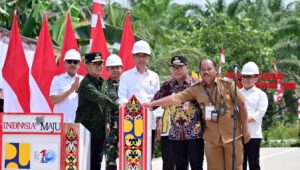 Presiden Jokowi meresmikan Inpres Jalan Daerah di Kaltim. 10 ruas jalan dan 1 jembatan diresmikan, termasuk di Bontang.