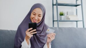 Ilustrasi. Bagaimana hukumnya membayar zakat dengan paylater? Ini jawabannya.