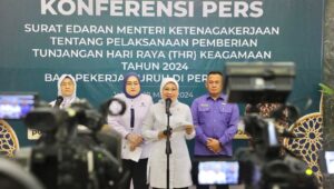 Menteri Ketenagakerjaan, Ida Fauziyah menerbitkan Surat Edaran Nomor M/2/HK.04/III/2024 tentang Pelaksanaan Pemberian Tunjangan Hari Raya Keagamaan 2024 Bagi Pekerja/Buruh Di Perusahaan.