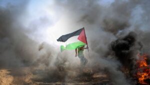 Ilustrasi orang membawa bendera Palestina. Tiga negara di Uni Eropa, yakni Spanyol, Norwegia, dan Irlandia resmi mengakui Palestina sebagai negara.