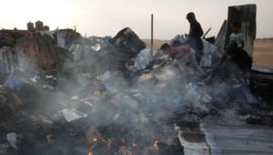 Puing-puing bangunan usai serangan Israel ke Rafah. Aljazair akan mengajukan resolusi PBB untuk menghentikan serangan tersebut.