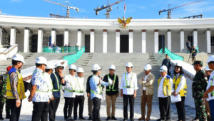 Presiden Jokowi meninjau langsung kesiapan lapangan upacara yang akan digunakan dalam peringatan HUT ke-79 Kemerdekaan Republik Indonesia (RI) di Kawasan IKN, Rabu 5 Juni 2024.