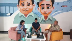 Host (Winny Septiana), Arief Rosyid - Komanda TKN Fanta, Sekjen JPP (Hadi Suprapto) saat berbincang di JPP Talkwith.