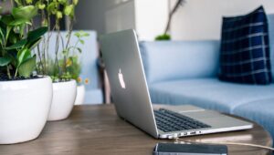 Ilustrasi produk Apple Macbook dan iPhone. WWDC tahun ini Apple akan mengungkapkan rencana besarnya dalam bidang kecerdasan buatan (AI) generatif.