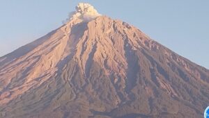 Gunung Semeru saat erupsi dengan letusan setinggi 600 meter di atas puncak pada Rabu, 19 Juni 2024 pukul 05.55 WIB.