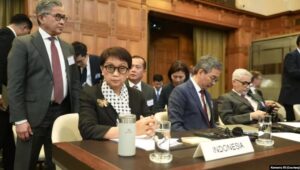Menteri Luar Negeri Retno Marsudi mengenakan syal bermotif keffiyeh saat hadir di Mahkamah Internasional (ICJ), Den Haag, Belanda, Jumat 23 Februari 2024 lalu.