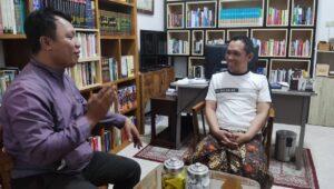 Cak Thoriq Calon Bupati Petahana menerima kunjungan Pimred kelumajang.com Harry Purwanto di kediamannya Omah Suko, Jl. Kalimas, Kelurahan Rogotrunan Kota Lumajang, Rabu (24/7/2024) malam.