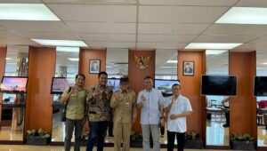 H Mujiono (tengah), Sekda Banyuwangi berfoto bersama CEO Promedia Teknologi Indonesia, Agus Sulistriyono (dua kanan).