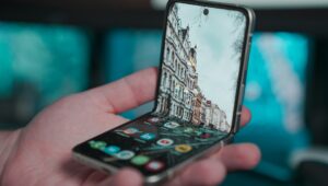 Ilustrasi, Samsung Galaxy Z Flip 3. Satu laporan mengklaim bahwa Apple saat ini sedang mengerjakan dua model iPhone lipat, dan ada banyak aplikasi paten tentang topik ini.