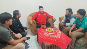 Ahmad Ridwan, Ketua DPC PDI Perjuangan Kabupaten Batang, dengan antusias menyambut kedatangan perwakilan dari berbagai media jejaring Promedia di Batang, Jawa Tengah.
