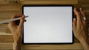 Desas-desus tentang perangkat lipat Apple telah beredar selama beberapa waktu, dan kini semakin mendapat konfirmasi.