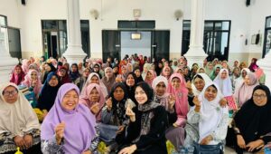 Ratu Zakiyah berfoto bersama jamaah Majelis Taklim Nurul Iman.