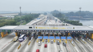 Potret Gerbang Tol Cikampek Utama 2. Berikut ini pro kontra warganet terkait kebijakan E-Toll Expired.