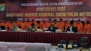 Konferensi Pers Polda Metro Jaya terkait penetapan 28 tersangka kasus judi online (judol) yang melibatkan kementerian Komdigi.