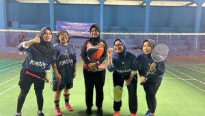 Para pemain bulu tangkis ganda putri asal Bontang berfoto bersama sebelum bertanding di babak final Porwada ke-2 Kaltim, Sabtu 7 Desember 2024.