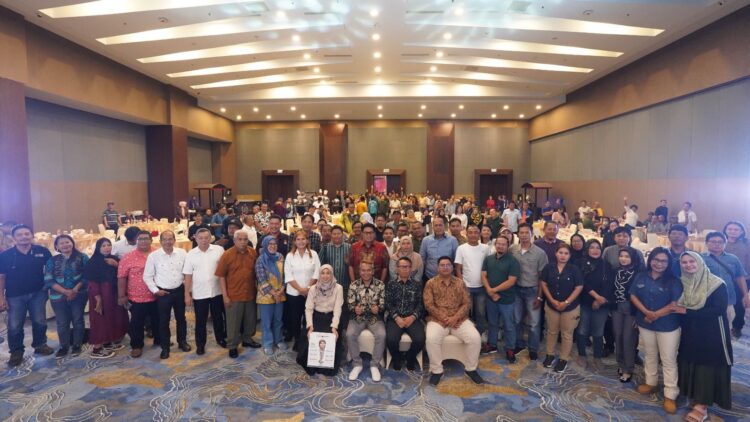 Foto bersama pembicara dan peserta acara MIND ID Mediapreneur Talks di Hotel Santika Premiere Dyandra, Kota Medan, Sumatera Utara (Sumut) pada Kamis, 23 Januari 2025. 