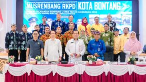 Staf Ahli Bidang Pembangunan, Kemasyarakatan dan SDM Setda Kota Bontang Asdar Ibrahim (tengah) membuka secara resmi acara Musrenbang RKPD Tingkat Kecamatan Bontang Utara.