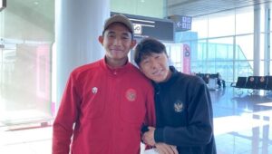 Potret Pemain Timnas Indonesia Rizky Ridho bersama mantan pelatih skuad Garuda, Shin Tae-yong.