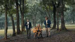 Legenda musik Indonesia, Ebiet G. Ade, kembali menghadirkan karya istimewa dengan merilis versi terbaru dari lagu Elegi Esok Pagi. Dalam proyek ini, berkolaborasi dengan dua putranya, Adera dan Segara