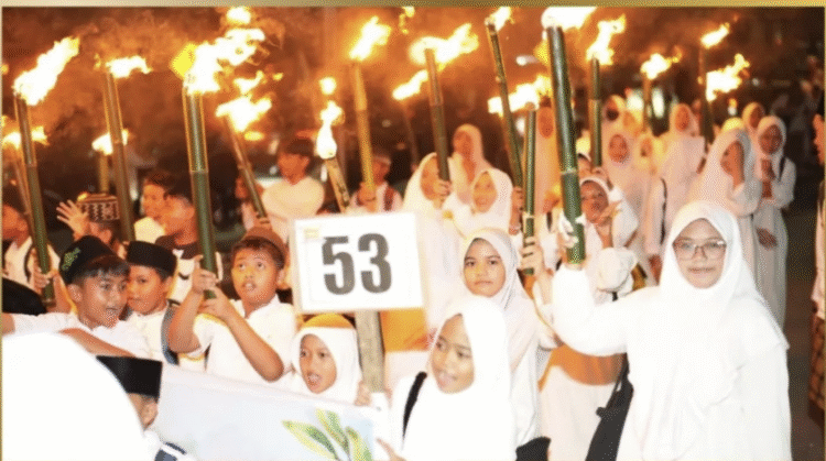 Para pesera Pawai Obor yang berasal dari sekolah dan organisasi.