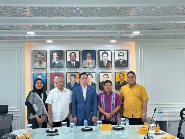 Anggota Komisi VI DPR RI Fraksi Partai Golkar, Firnando Ganinduto, saat menerima audiensi Jaringan Pemred Promedia (JPP). Ketua Umum JPP Sunardi Panjaitan (kedua kanan) mewakili media-media di JPP.