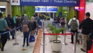 Potret jalur antrian pemesanan tiket kereta api di Indonesia. 