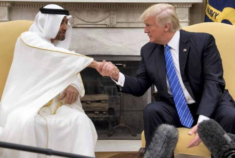 Presiden Uni Emirat Arab (UEA) Sheikh Mohammed bin Zayed Al Nahyan saat bertemu dengan Presiden AS Donald Trump di periode pertama kepemimpinannya.