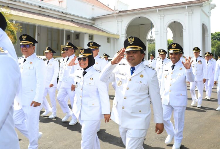 Wali Kota Bontang Neni Moerniaeni dan Wakil Wali Kota Bontang Agus Haris saat menjalani pelantikan di Istana Kepresidenan, Jakarta, Kamis 20 Februari 2025.