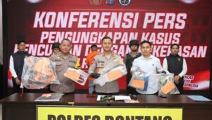 Polres Bontang menggelar Press Release terkait pengungkapan kasus pencurian dengan kekerasan (perampokan) yang terjadi di sebuah ruko di kawasan Kilo 3.
