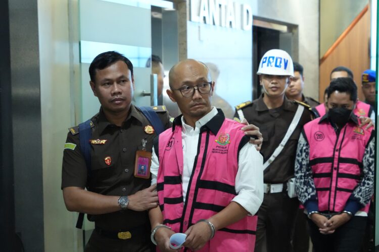 Kejagung saat membawa para tersangka  kasus dugaan korupsi tata kelola minyak mentah dan produk kilang di PT Pertamina (Persero).