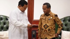Potret Menteri ESDM Bahlil Lahadalia (kanan) bersama Presiden RI Prabowo Subianto.