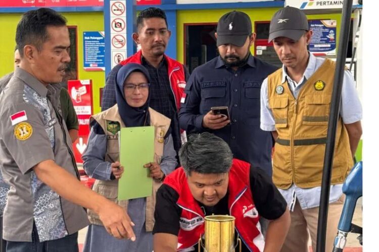 Anggota Komite BPH Migas Yapit Sapta Putra saat memantau SPBU di jalur selatan Jawa guna memastikan kesiapan pasokan, kualitas, dan volume BBM yang disalurkan kepada masyarakat menjelang Idul Fitri.