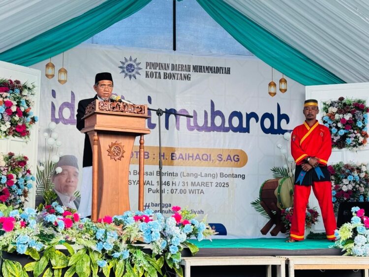 Ustaz Baihaqi saat menyampaikan khutbah Idulfitri di Stadion Bessai Berinta, Senin 31 Maret 2025 yang digelar PDM Bontang.