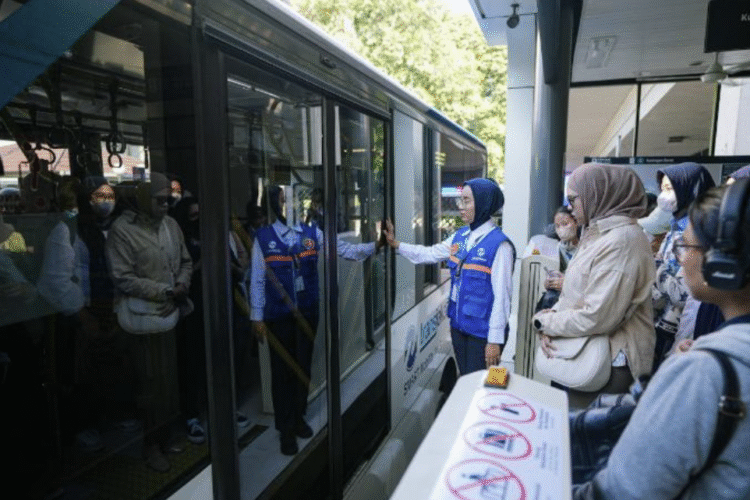 Potret para penumpang Bus Trans Jakarta menjelang Ramadhan 1446 Hijriah.