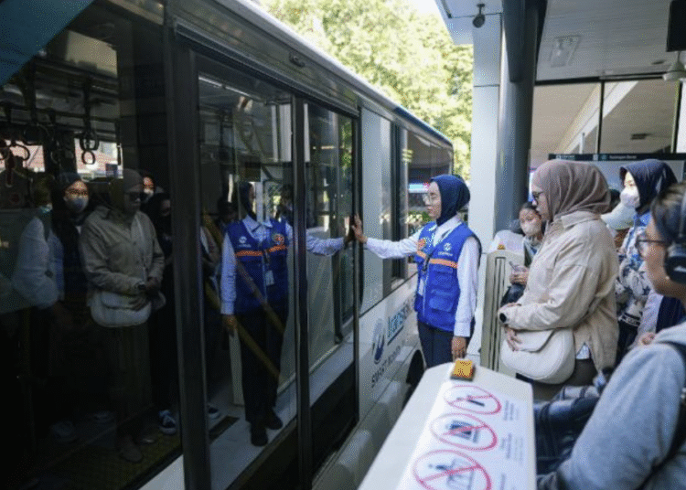 Potret para penumpang Bus Trans Jakarta menjelang Ramadhan 1446 Hijriah.