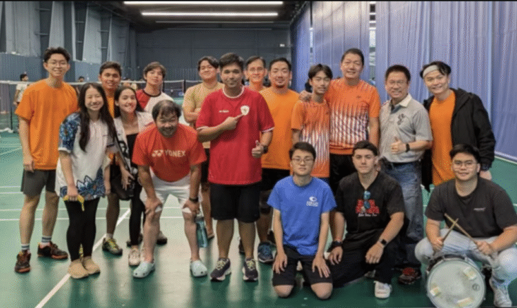 Budisetia Yoelioes (kaos merah tengah) bersama tim bulutangkis PBISD.