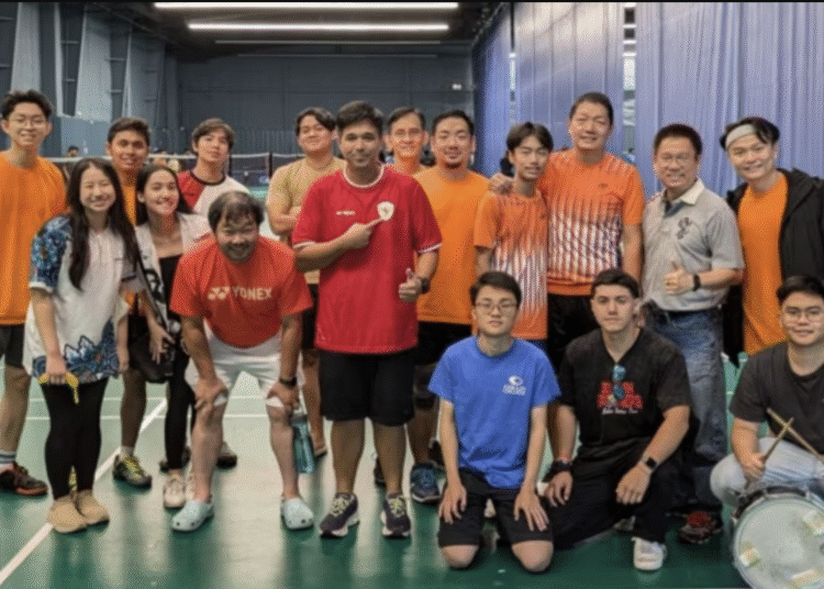 Budisetia Yoelioes (kaos merah tengah) bersama tim bulutangkis PBISD.