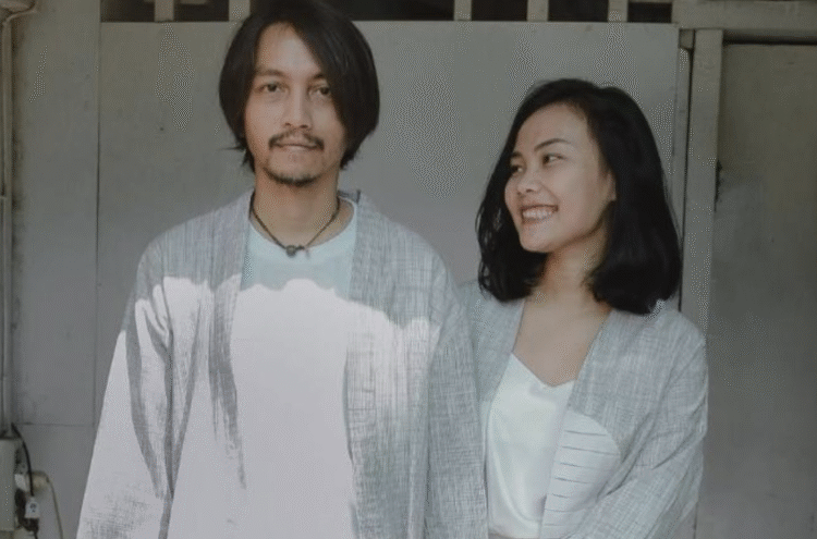 Potret musisi Tanah Air, Fiersa Besari bersama sang istri Aqia Nurfadla.