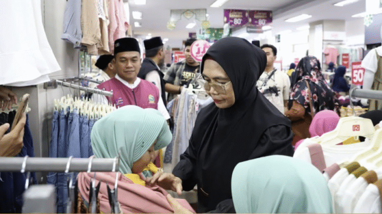 Wali Kota Bontang Neni Moerniaeni turut mendampingi anak-anak yatim piatu berbelanja.