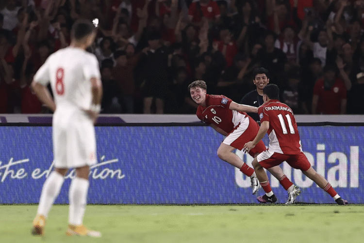 Striker Timnas Indonesia, Ole Romeny melakukan selebrasi kala berhasil merobek jala Bahrain di Stadion GBK Jakarta.