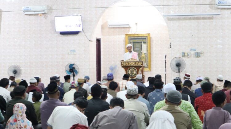 Suasana salat tarawih di Masjid Al Ikhlas Muhammadiyah Bontang.