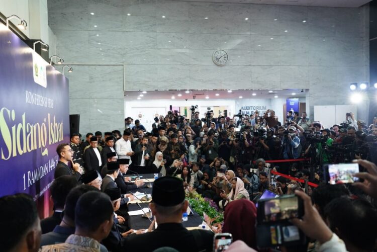 Menteri Agama Nasaruddin Umar saat sedang mengumumkan hasil sidang isbat awal Ramadan pada Jumat, 28 Februari 2025.